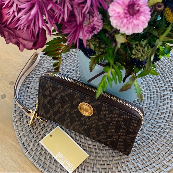Michael Kors Handbags - NWT Michael Kors Wallet with Wristlet